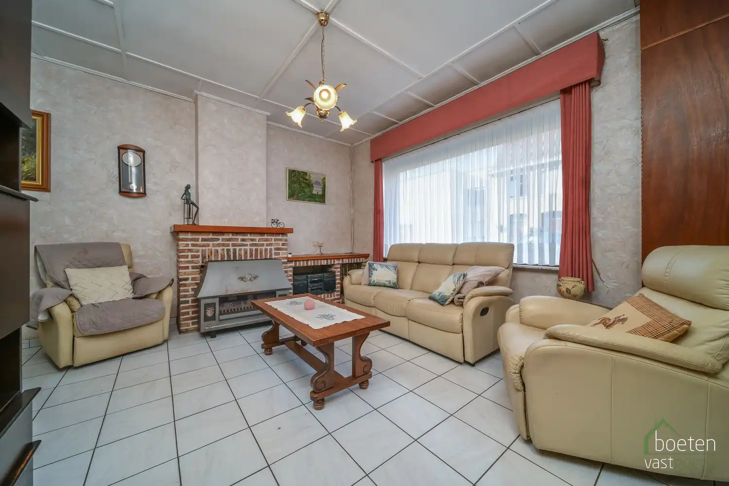 Alveringem: Interessante dorpswoning met redelijk comfort, 3 slaapkamers, tuin en uitweg met garage achteraan op 428m² grondopp. foto 2