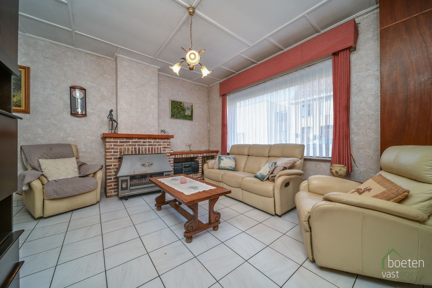 Alveringem: Interessante dorpswoning met redelijk comfort, 3 slaapkamers, tuin en uitweg met garage achteraan op 428m² grondopp. foto 2