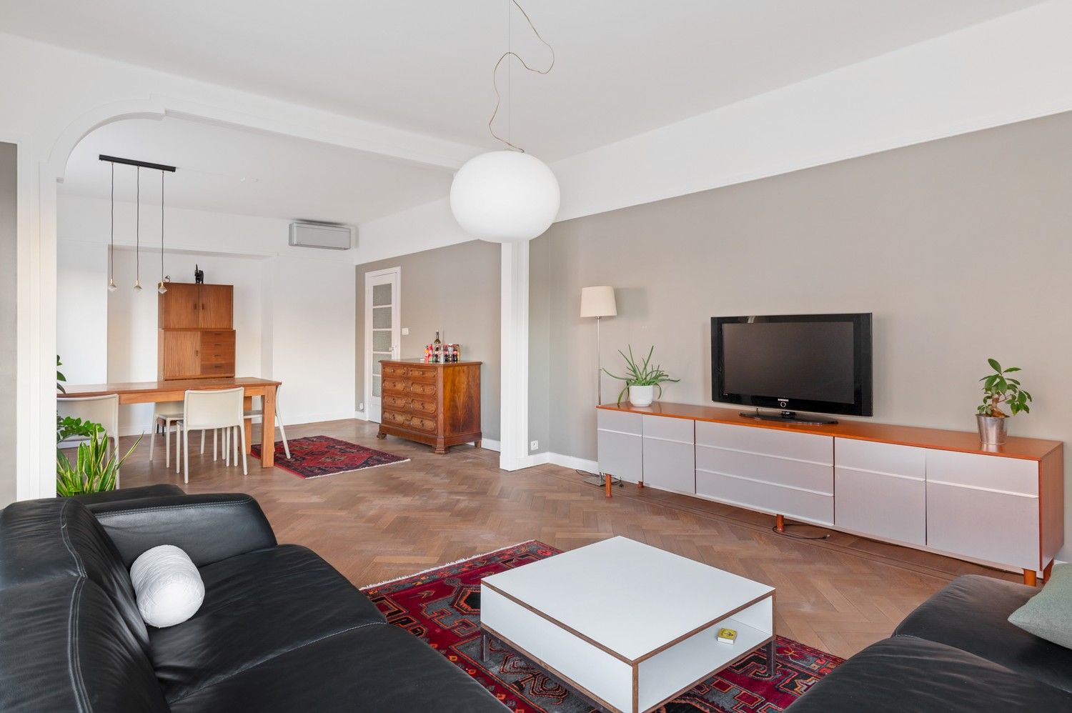 Mooi 2 slaapkamer appartement in de Tentoonstellingswijk! foto {{pictureIndex}}