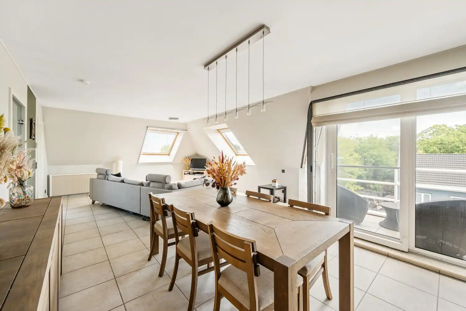 Ruim en lichtrijk appartement van 110 m² met terras, parking en 2 slaapkamers in Ninove foto {{pictureIndex}}