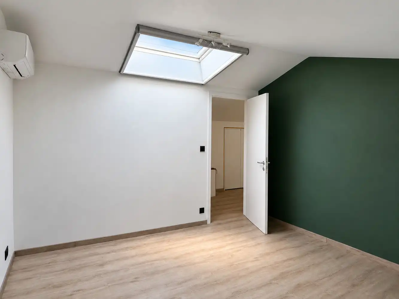 Ruim triplexappartement met vier slaapkamers, ruim terras en twee autostaanplaatsen foto 16