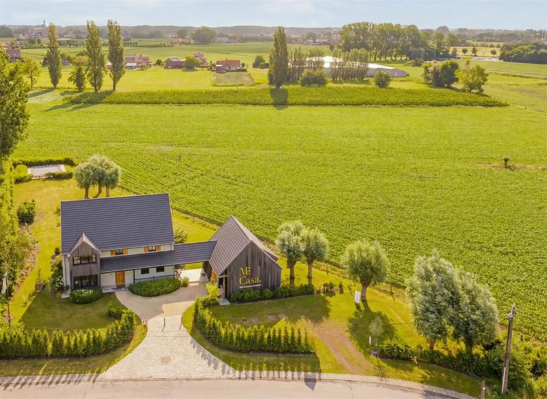Toffe villa met bijgebouw en tuin met prachtig zicht foto 2