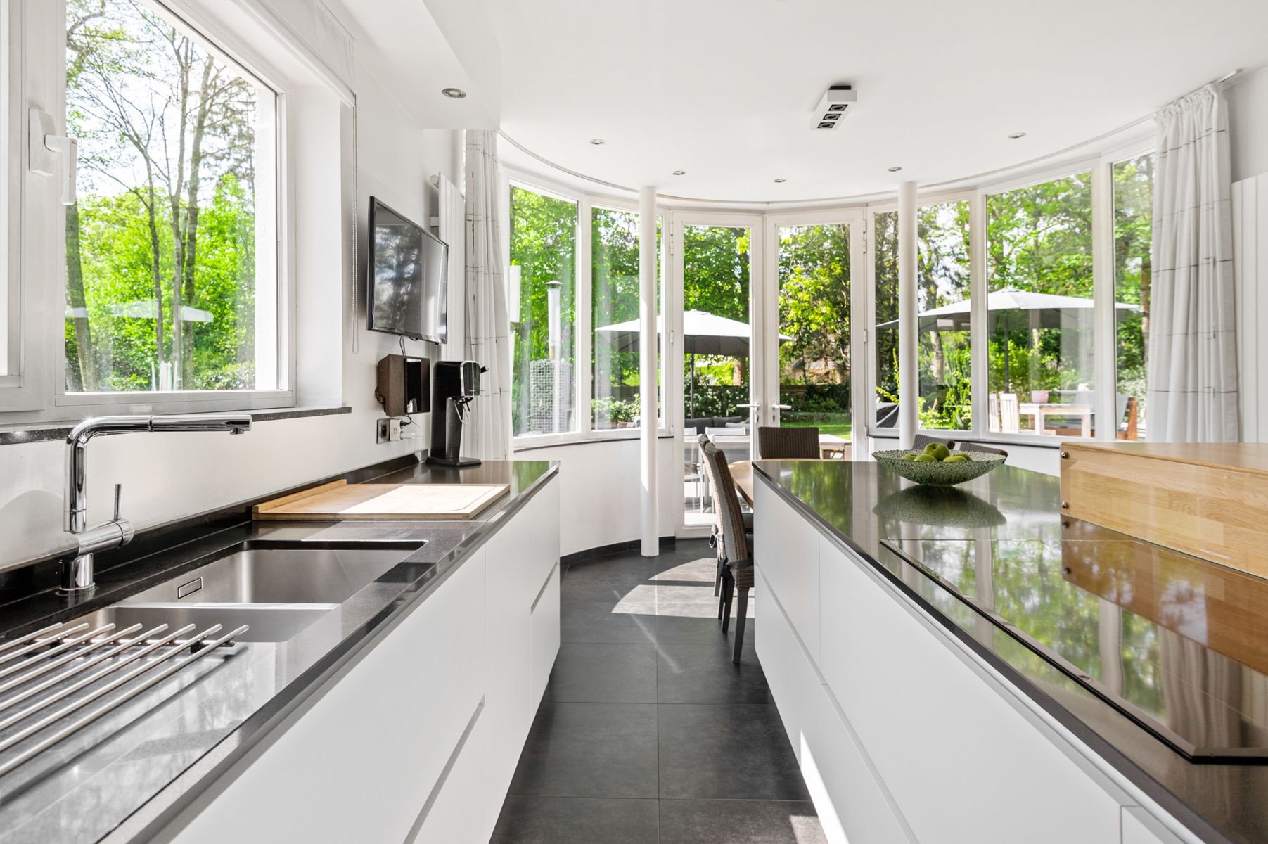 Moderne en energiezuinige villa op ca. 2.035 m². foto 8