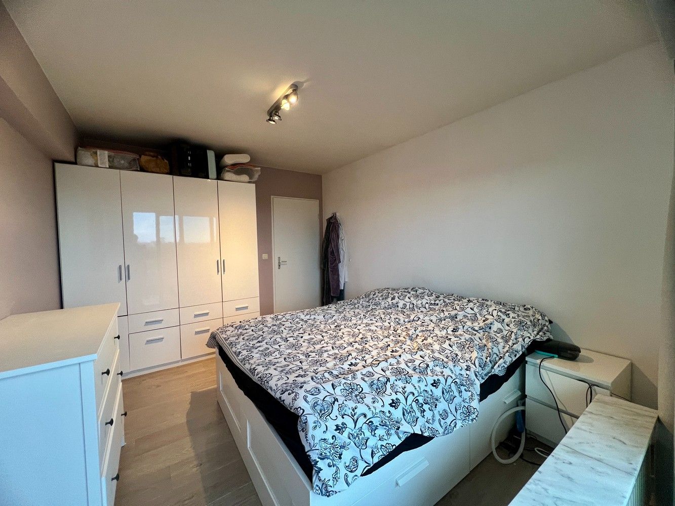 Volledig gerenoveerd tweeslaapkamer appartement te huur foto 13