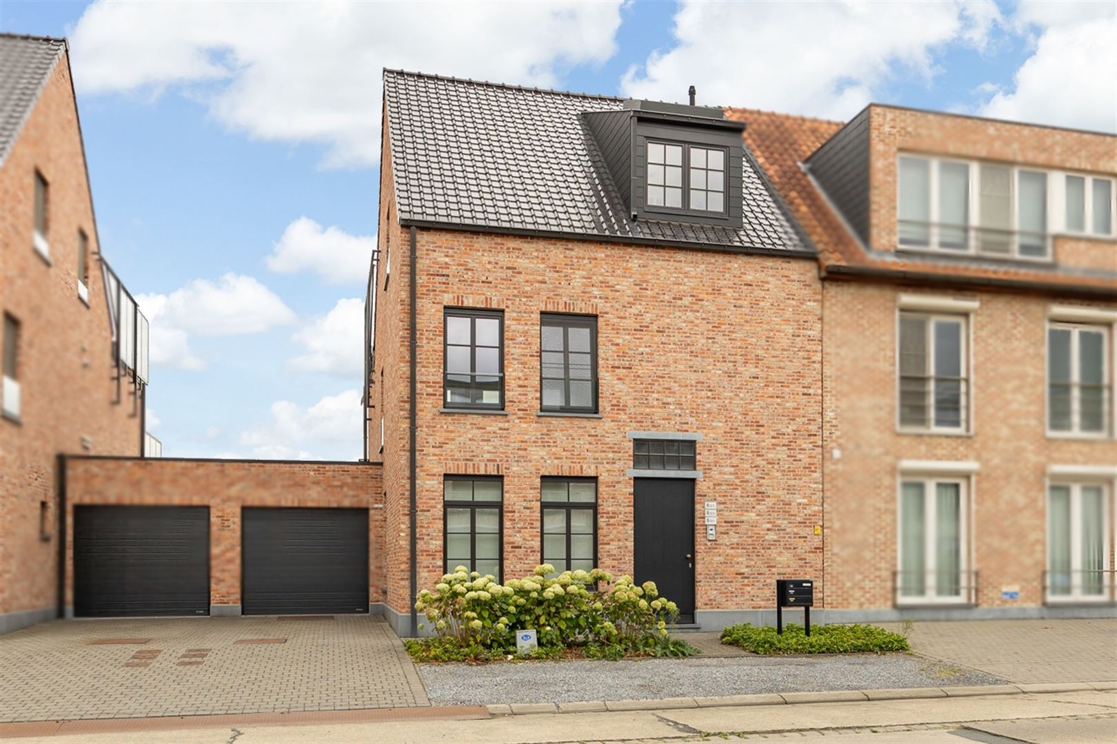 Mooi app. met garage en groot terras! foto {{pictureIndex}}