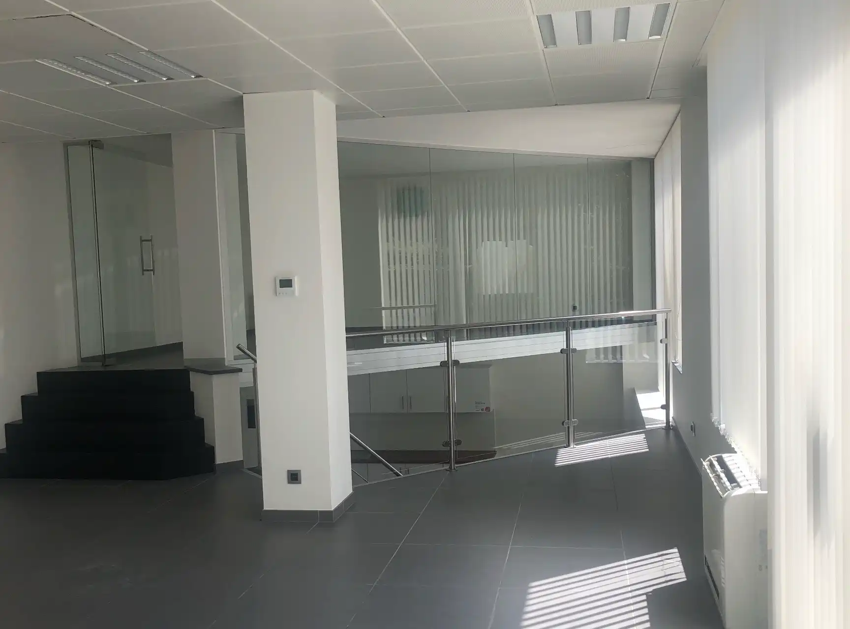 Lichtrijke kantoorruimte met 5 staanplaatsen foto 4