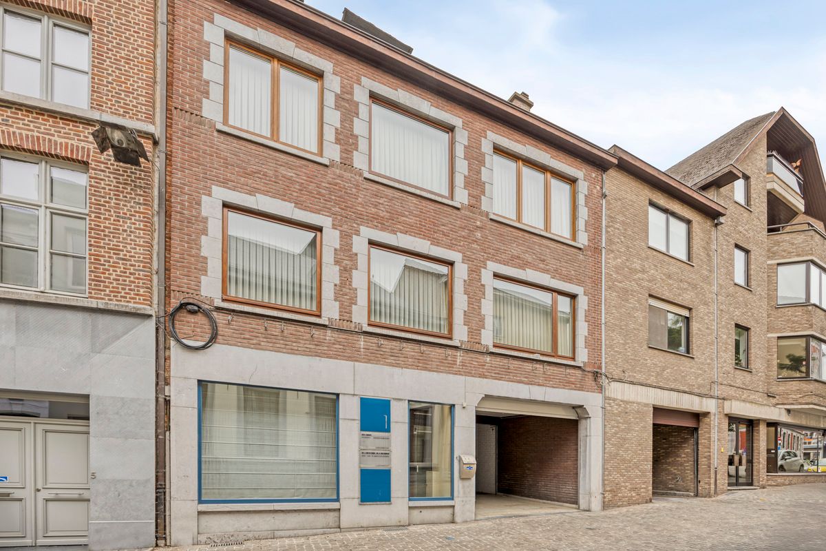 Karaktervolle stadswoning met handelsruimte, tuin en ruime garage in hartje Tongeren foto {{pictureIndex}}