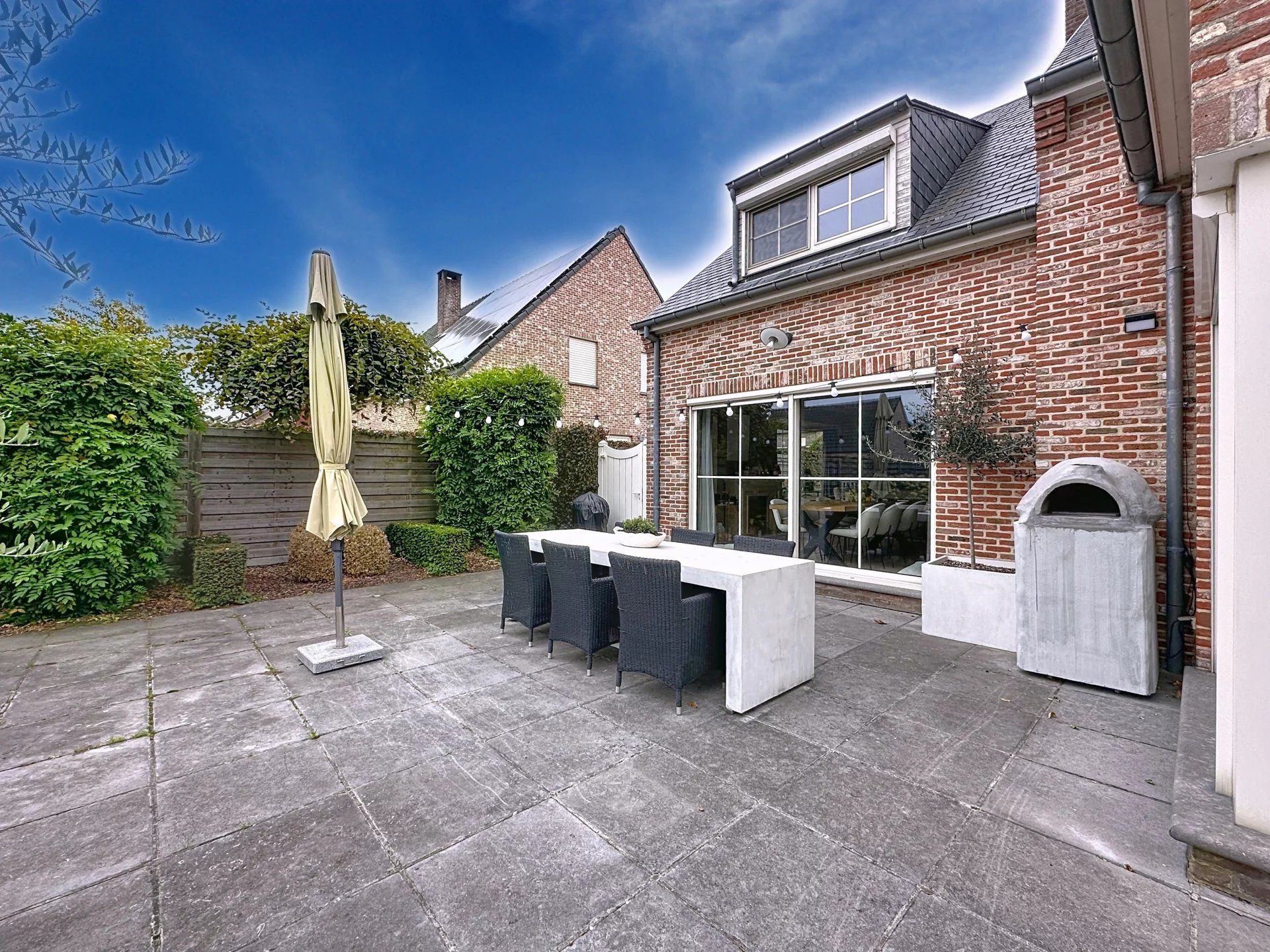 Prachtige landelijke gelegen vrijstaande woning uit 2001, gelegen op een perceel van 16a 43ca. Deze woning biedt comfort, ruimte en privacy met hoogwaardige afwerking en moderne gemakken. foto 50