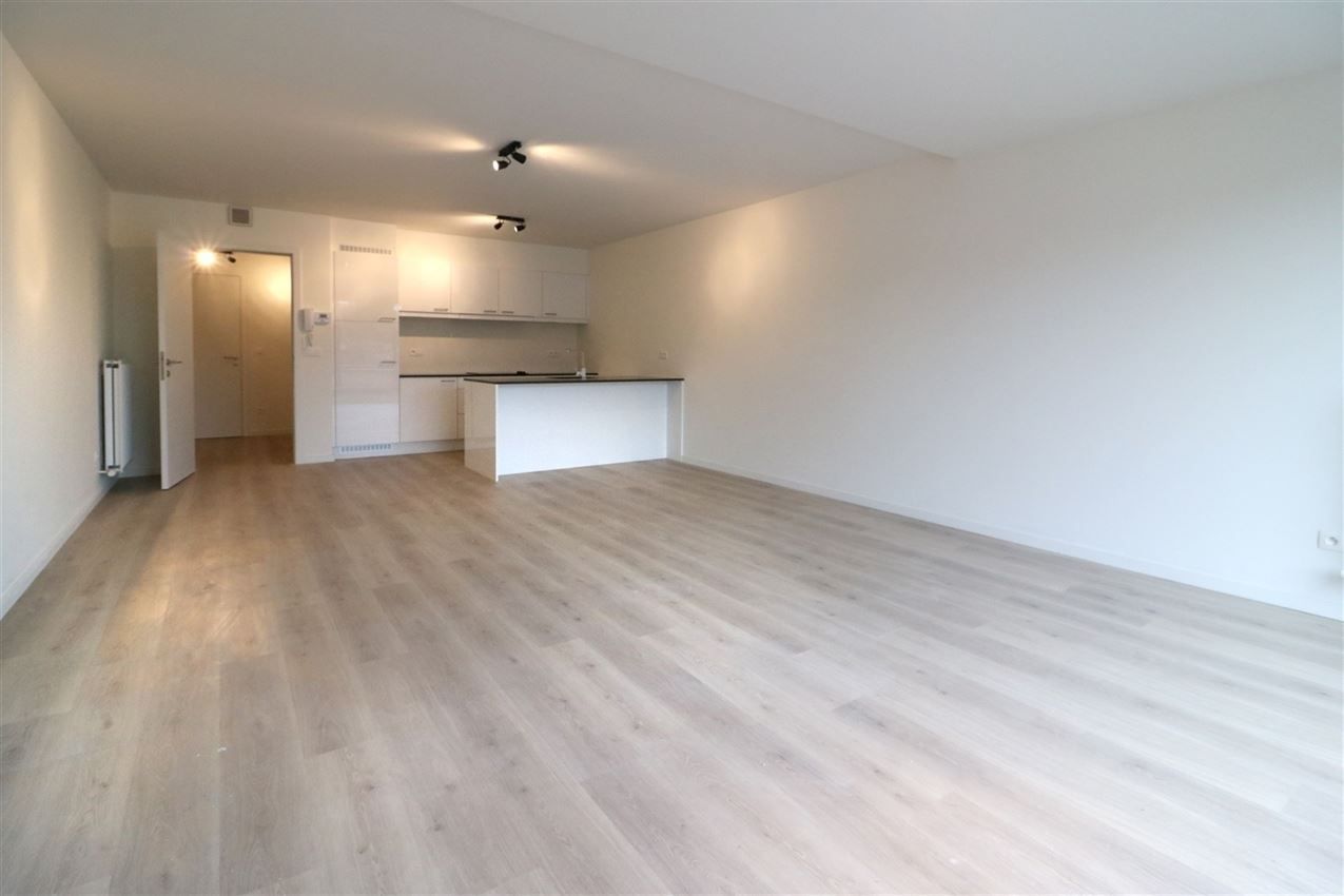 Gelijkvloers appartement met 2 slpk., terras en autostaanplaats foto 4