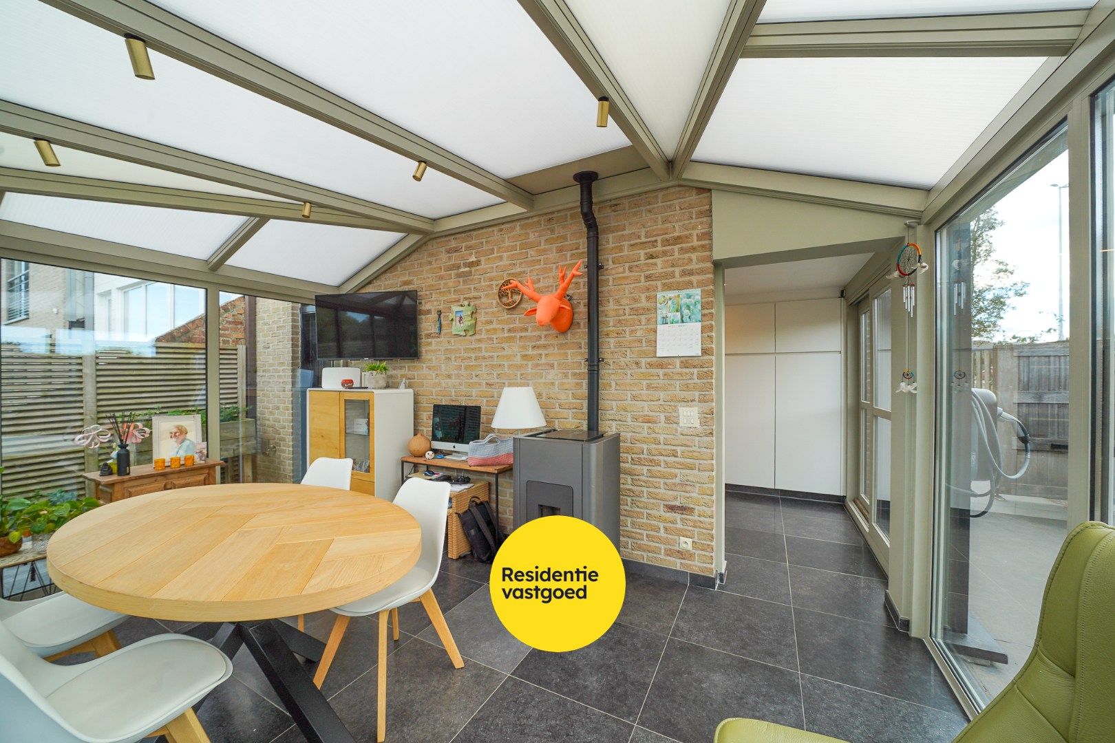 Instapklare halfopen woning met zonnige tuin, aparte garage en tuinhuis foto 12