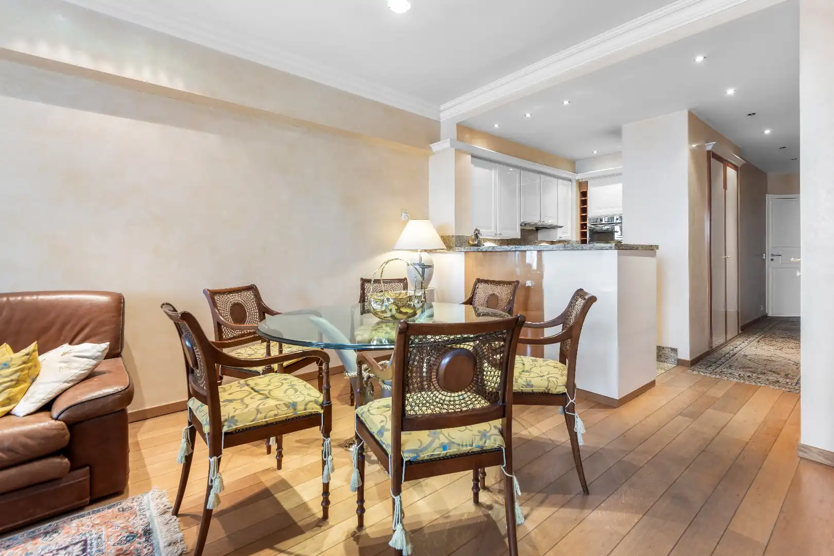 Luxueus ingericht appartement aan de zonnekant van de Dumortierlaan. Parking in het gebouw mgl. foto 7