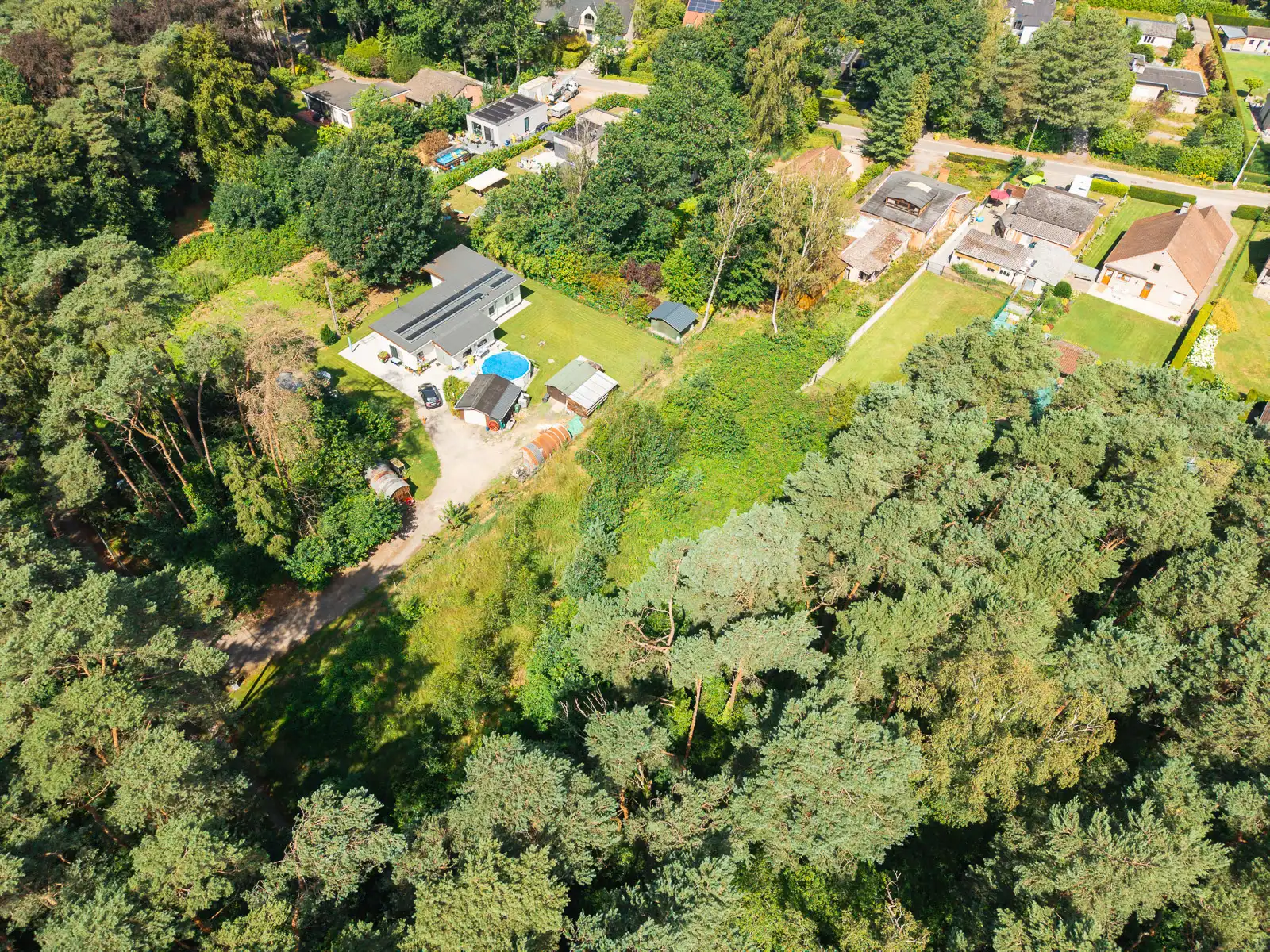Bungalow op toplocatie met grote loods foto 24