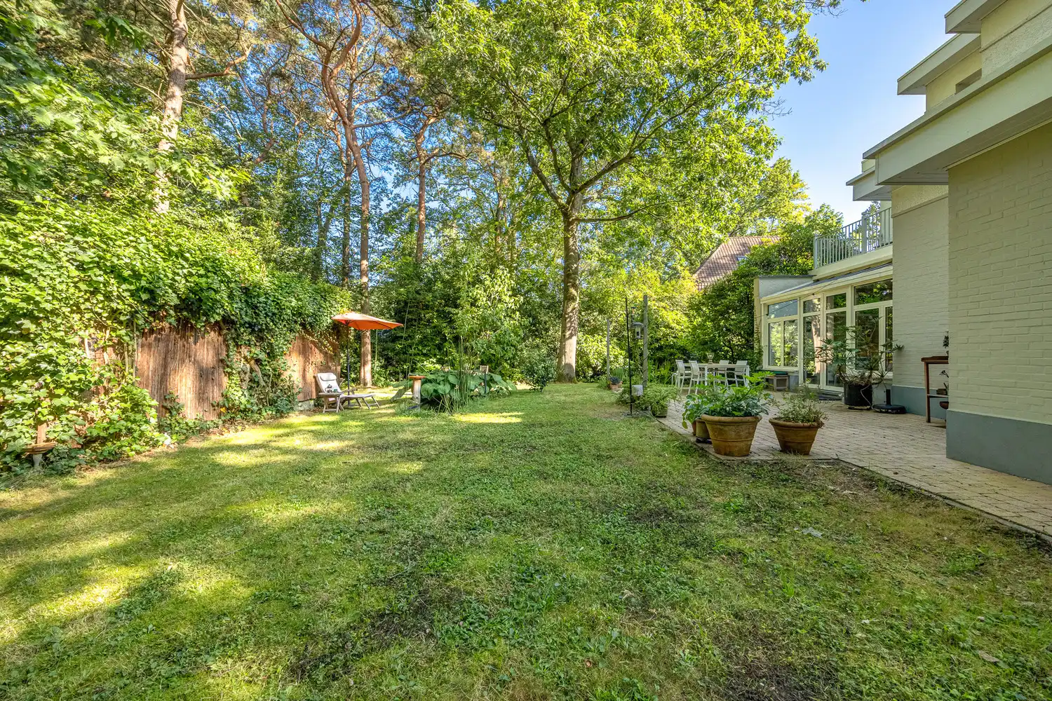 Instapklare en karaktervolle villa op toplocatie, gelegen op een ruim perceel van +-2450m², omgeven door rust, privacy en groen foto 24