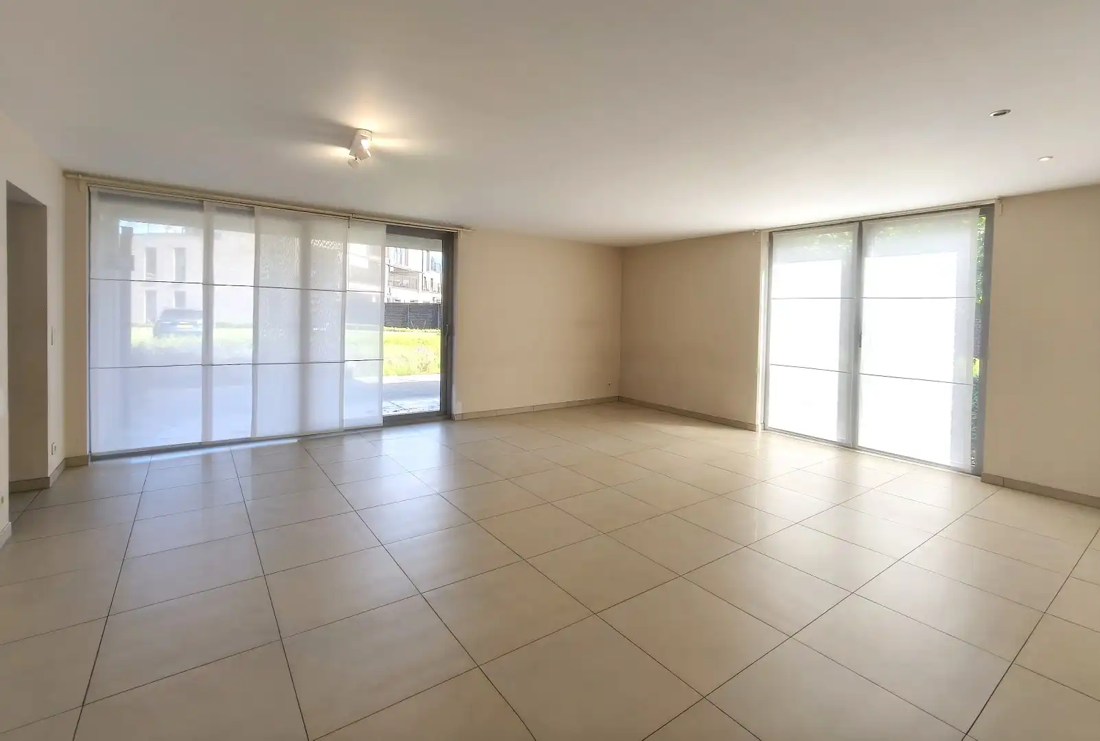 GELIJKVLOERS APPARTEMENT MET RUIM ZONNETERRAS EN GARAGE foto 2