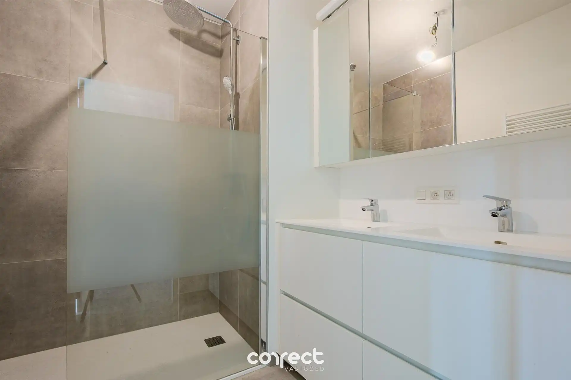 Volledig afgewerkt nieuwbouwappartement in centrum Zedelgem foto 9