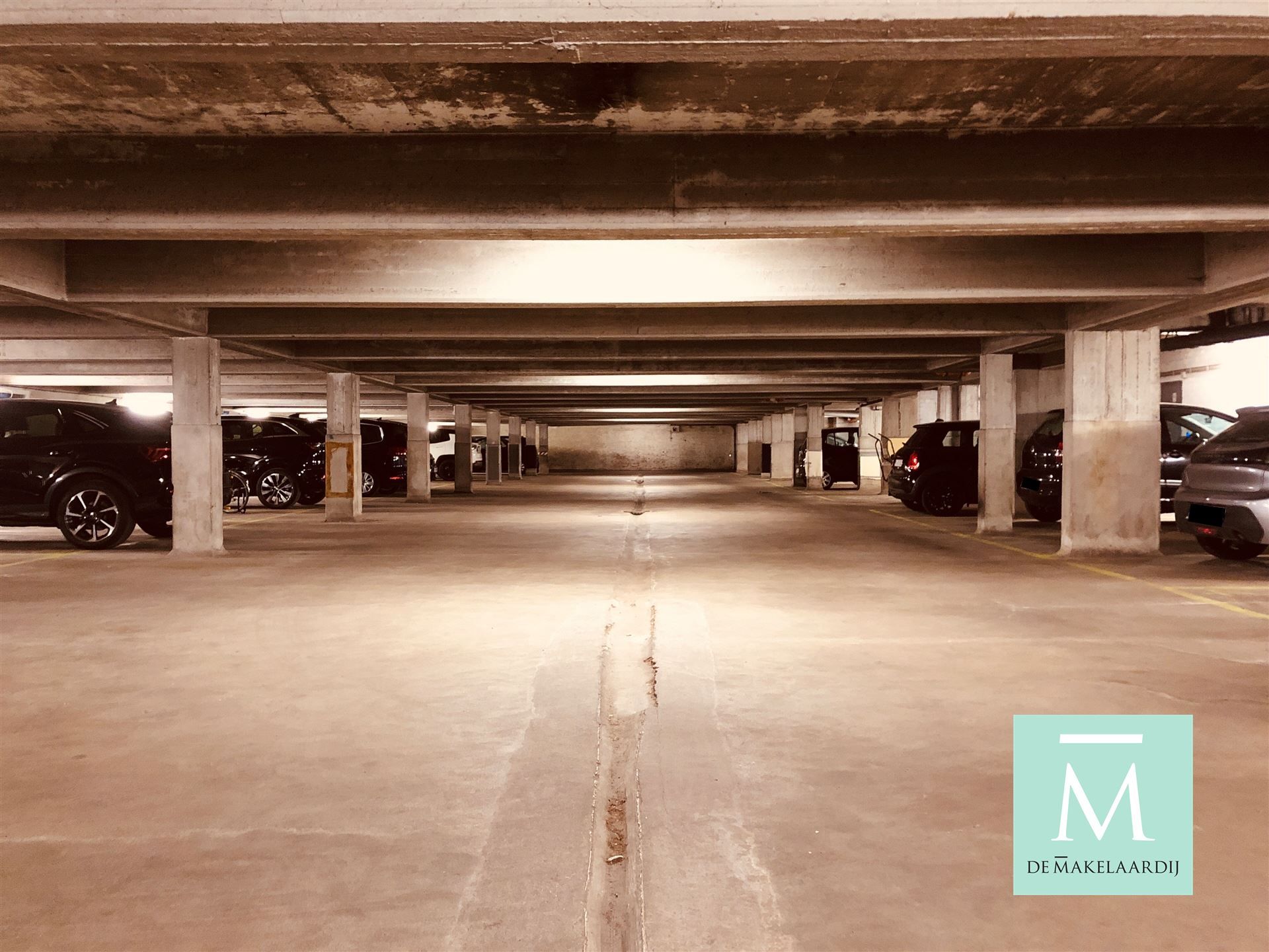 Centraal gelegen garagebox evenals twee ondergrondse autostaanplaatsen te koop:  foto 7