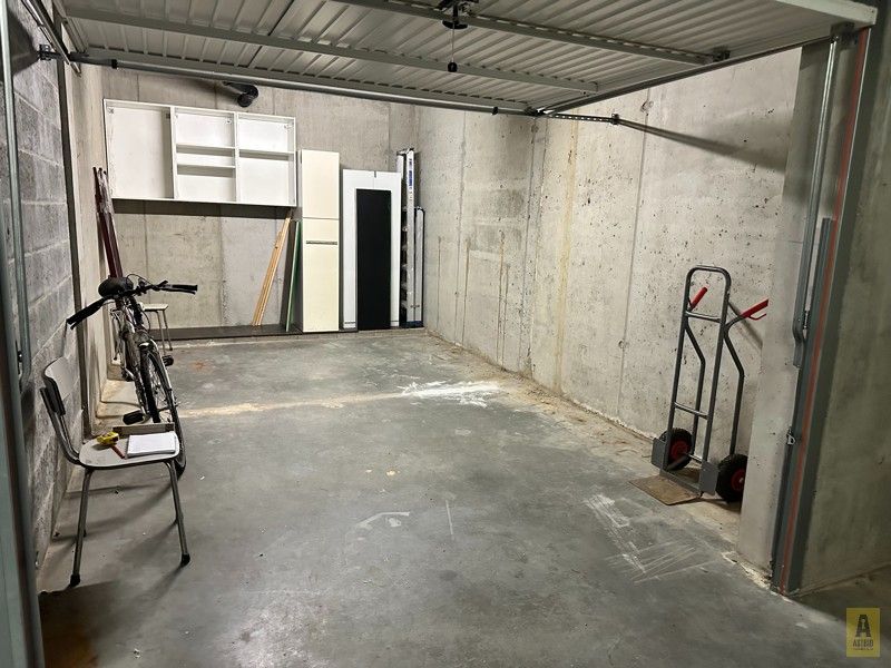 Ruime garagebox in centrum Bredene-Duinen foto {{pictureIndex}}