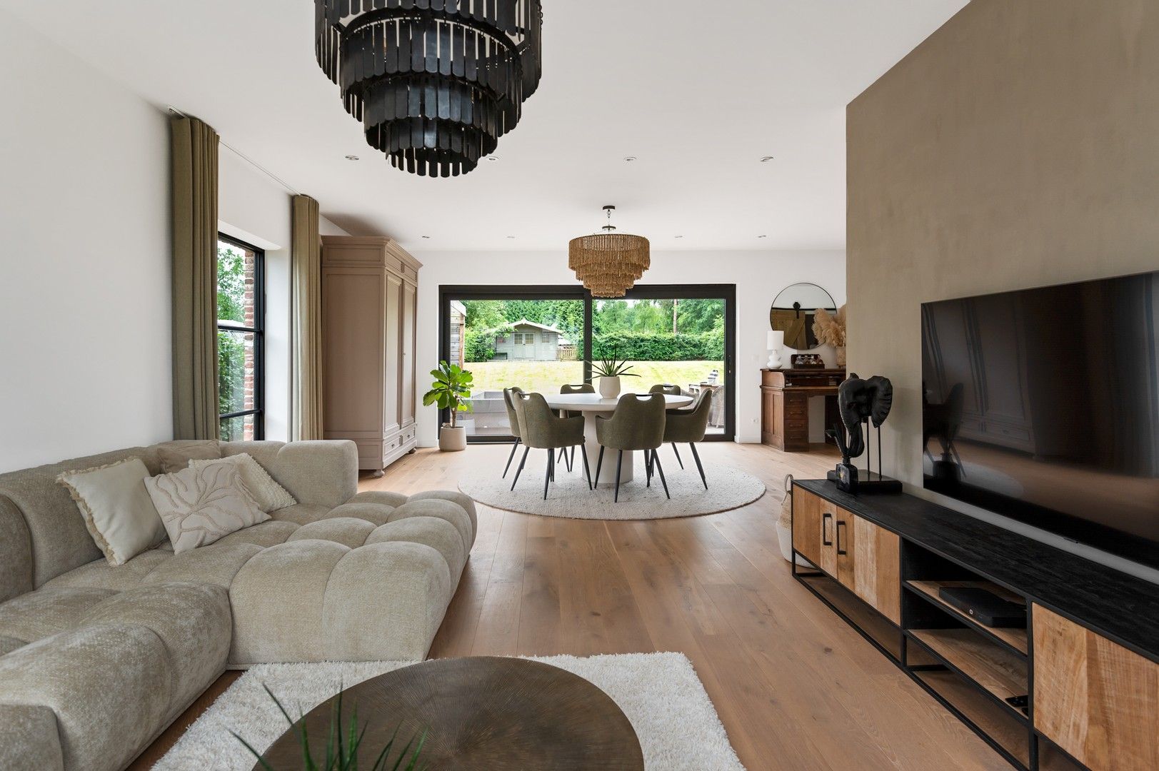 Vrijstaande woning (2016) met zuidtuin in doodlopende straat foto {{pictureIndex}}