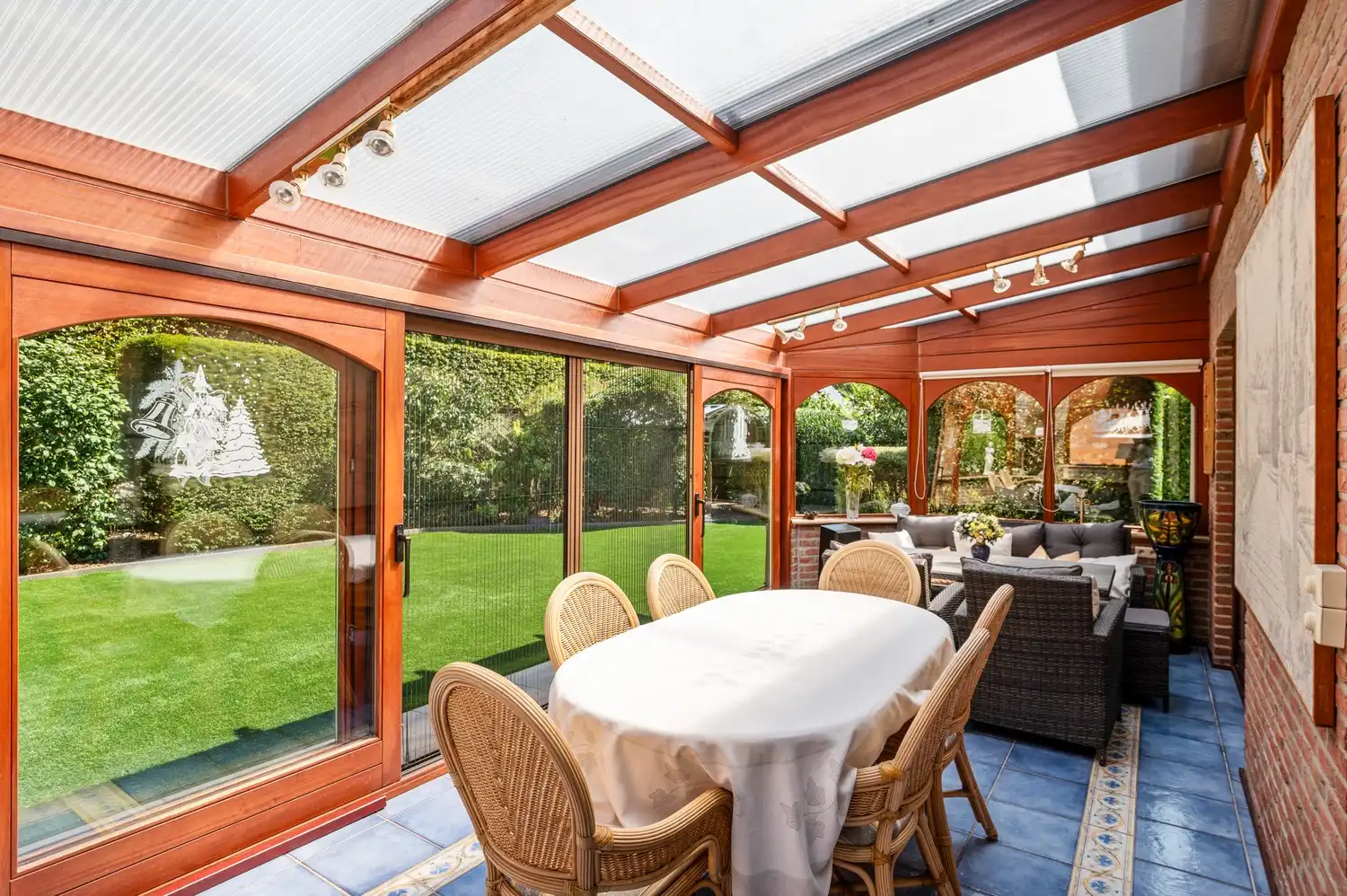Ruime gezinswoning met 3 slaapkamers, veranda, garage en zonnige tuin foto 8