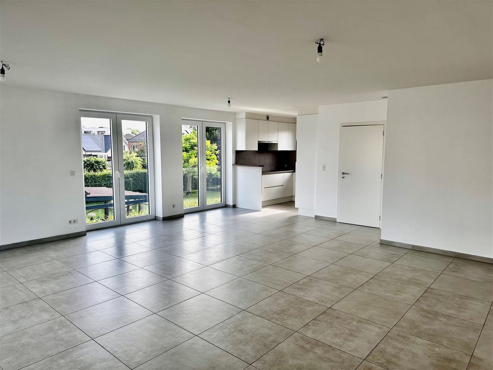 App met 2 slpks en grote garage! foto 6