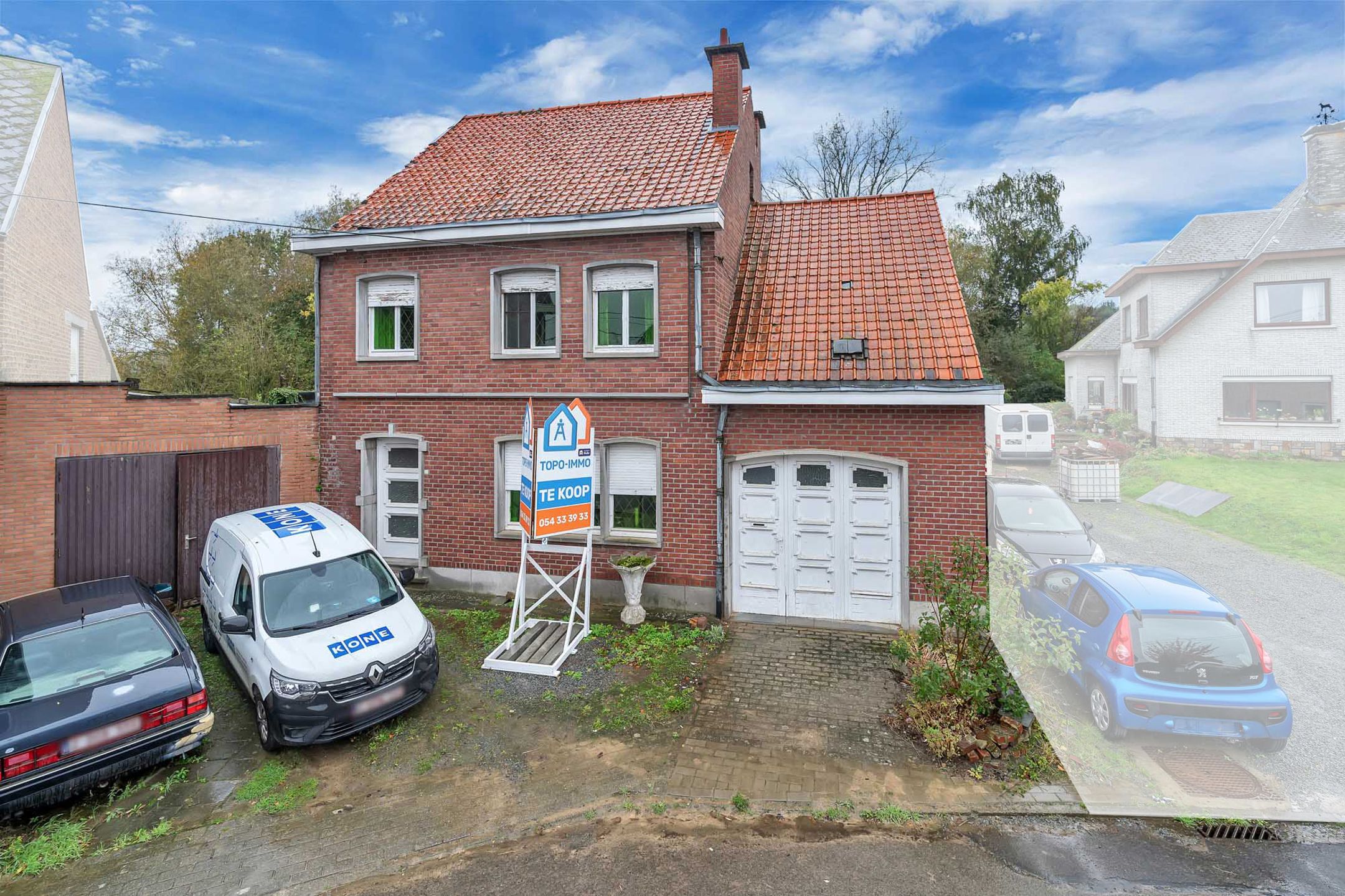 Hoofdfoto van de publicatie: Te renoveren woning met twee garages en opslagplaats op landelijke ligging