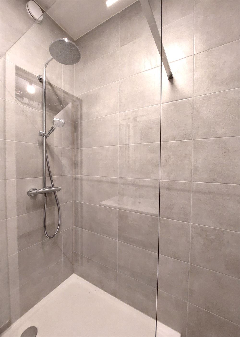 Nieuwbouw luxe appartment met autotaanplaats en fietsenberging foto 18