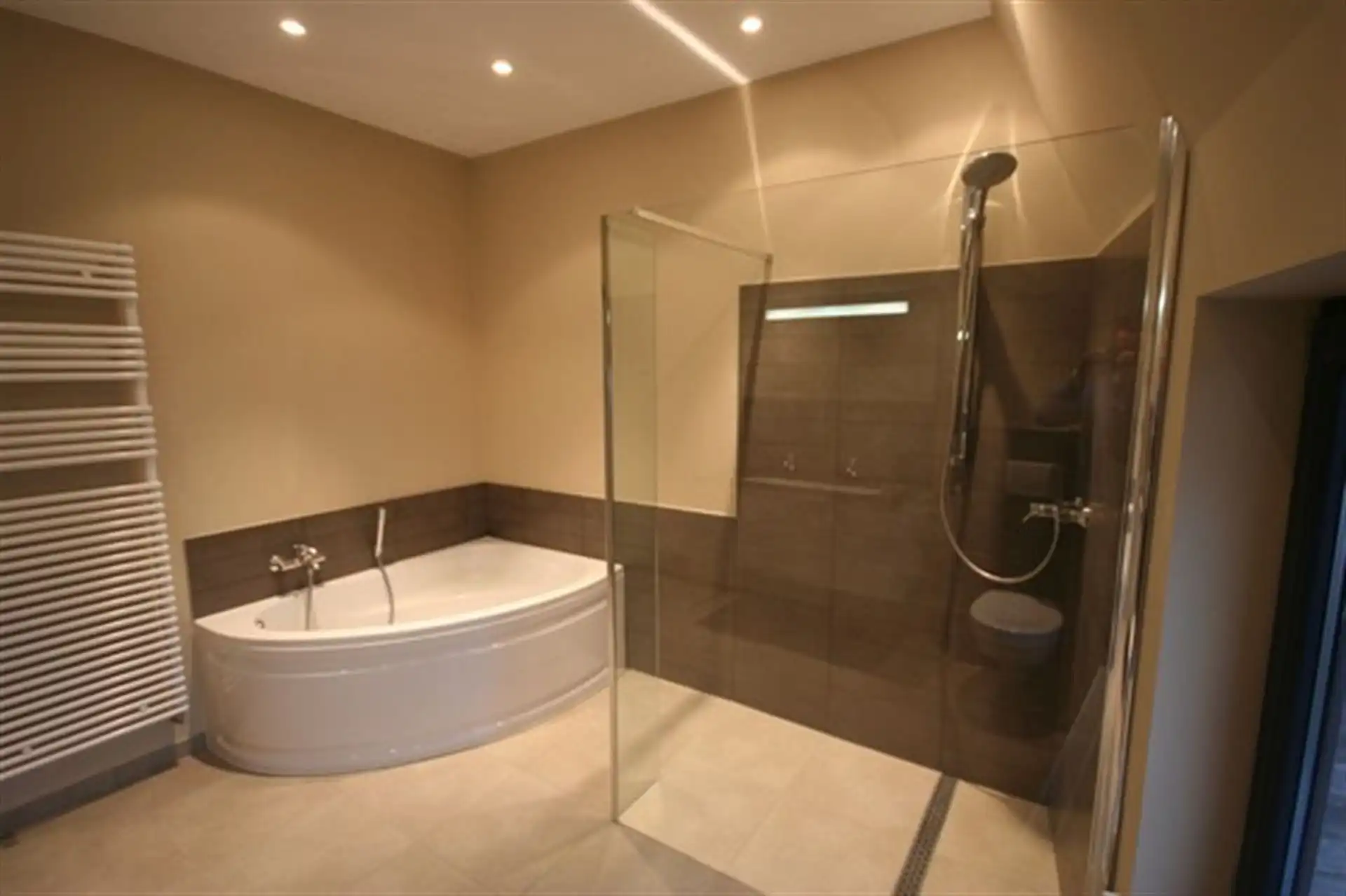 Fijn gelegen en recent gerenoveerde 4 slaapkamer woning foto 11