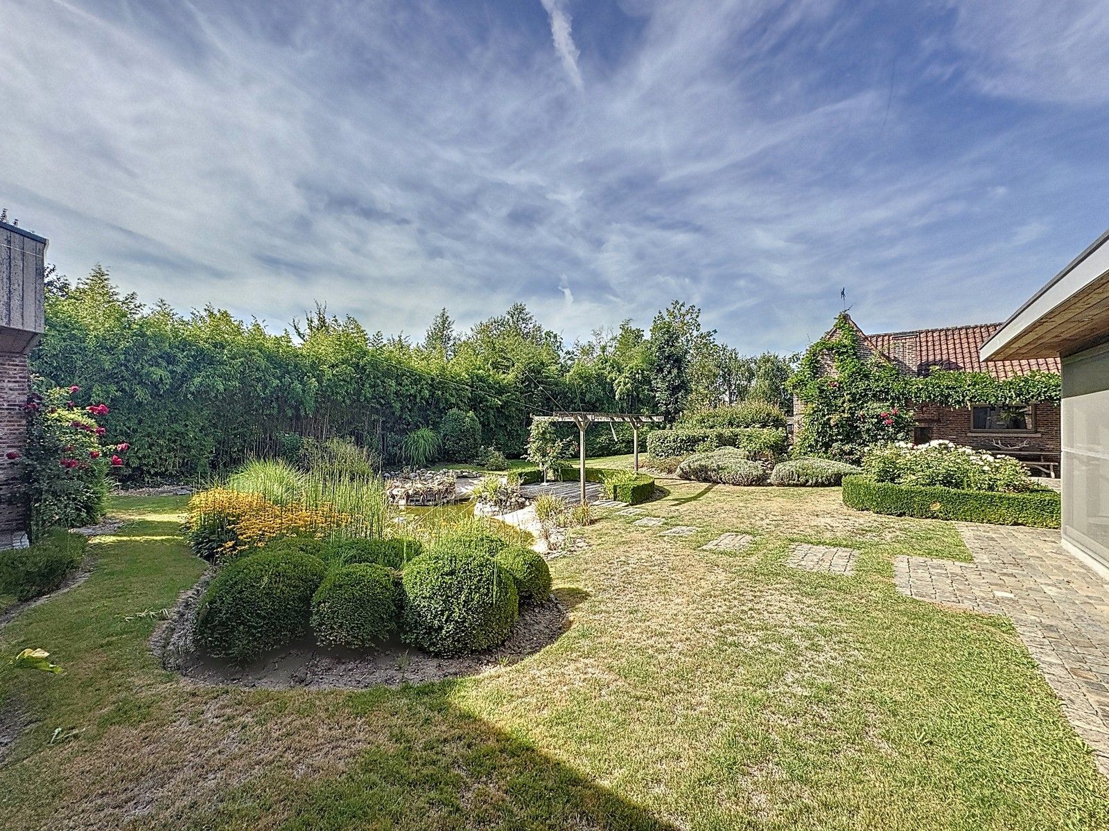 Riante landelijke VILLA (550m²) met verwarmd BINNENZWEMBAD op industriezone "De Zandberg" te Ingelmunster. Nog te bouwen MAGAZIJN (max. 800m²) mogelijk op braakliggend terrein. foto 14