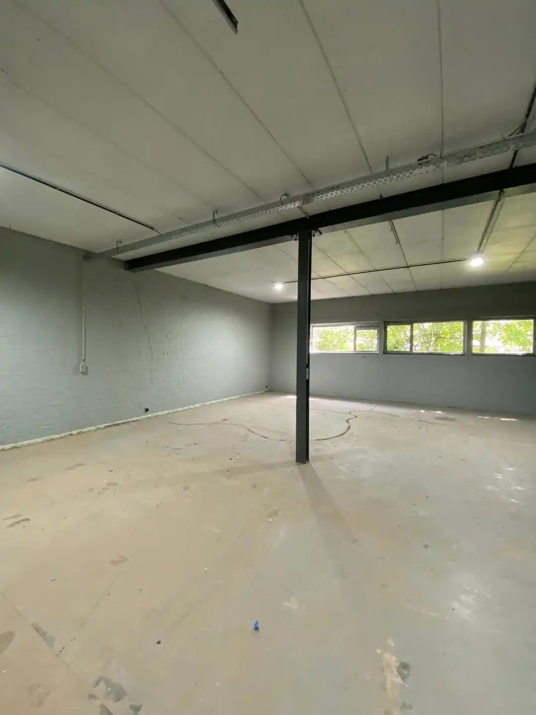 Volledig vernieuwd bedrijfsgebouw met kantoren en magazijnen foto 6