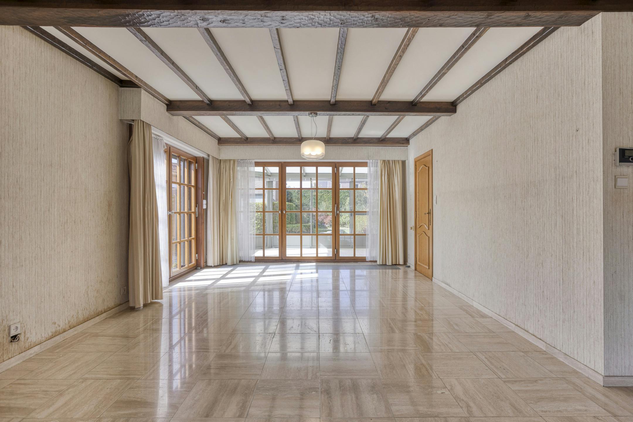 Halfopen huis te koop in Ieper met 4 kamers, tuin en garage foto 8