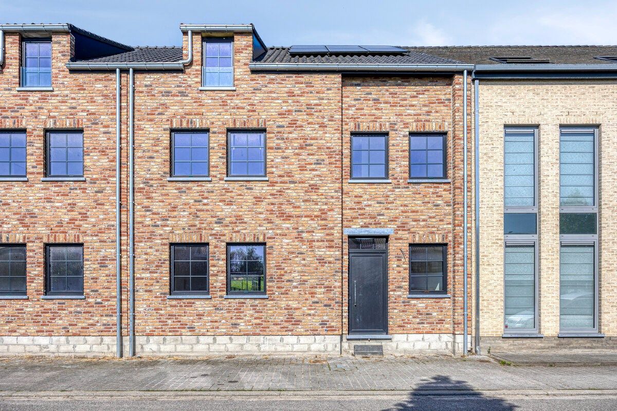 Ruime en energiezuinige nieuwbouwwoning op toplocatie in Tongeren foto {{pictureIndex}}