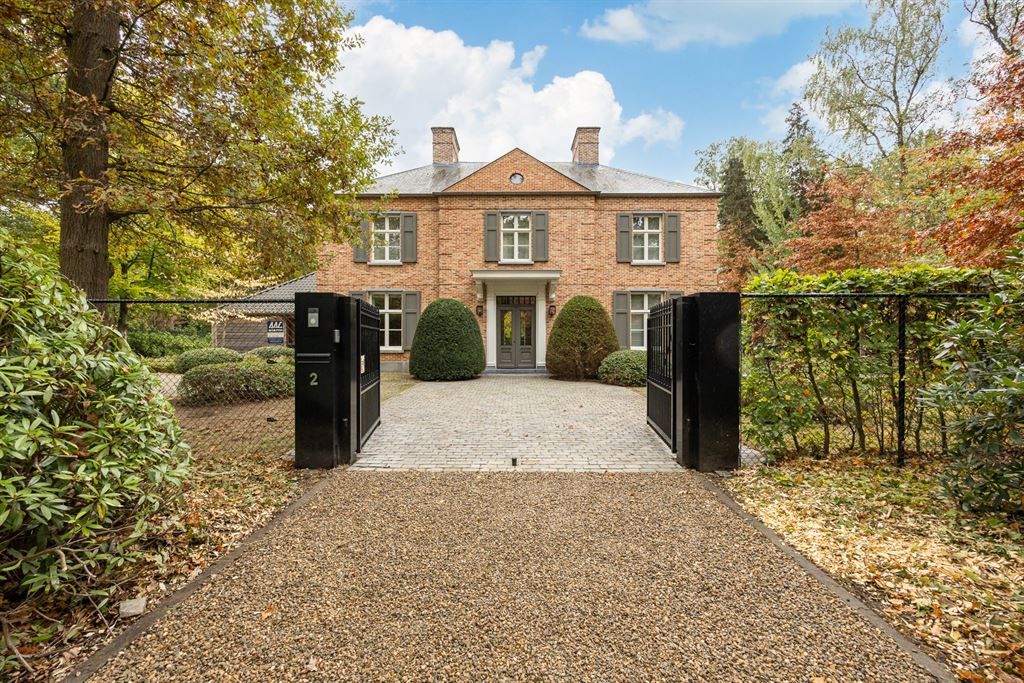 Prachtige manoirvilla met tijdloze allure en een elegante architectuur in Hof ter Linden foto {{pictureIndex}}