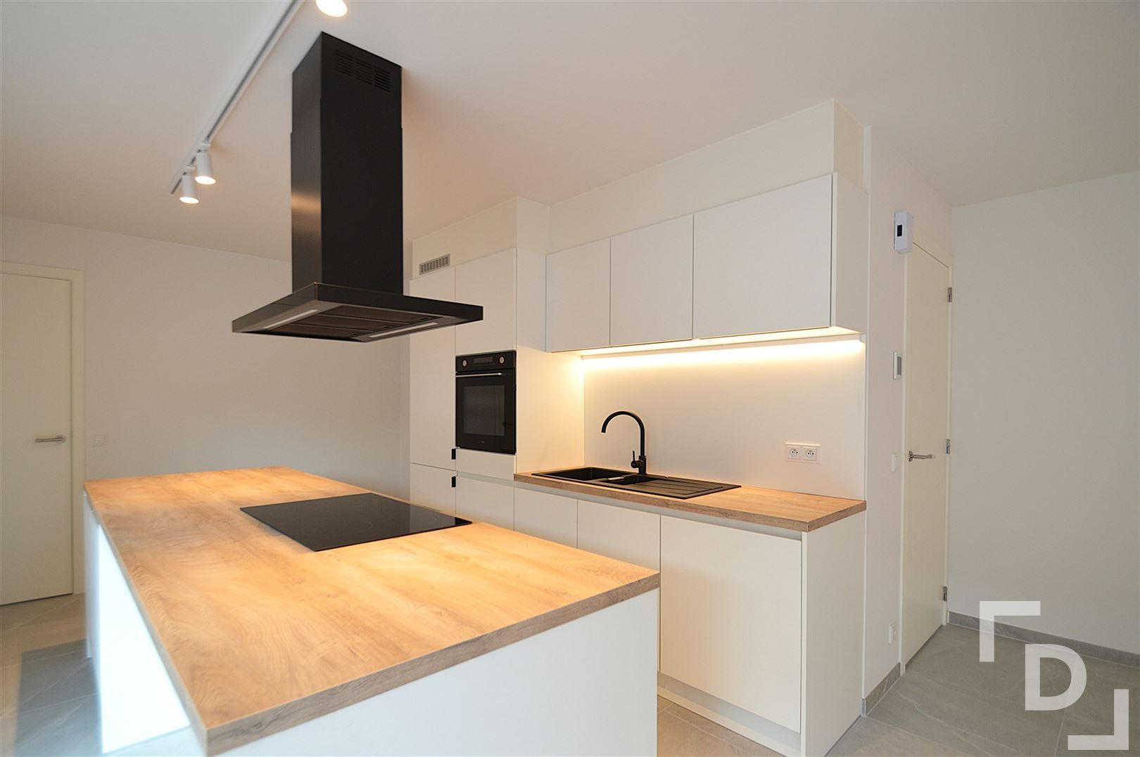 Nieuwbouwappartement van hoogwaardige afwerking met staanplaats te huur in centrum Ieper foto 3