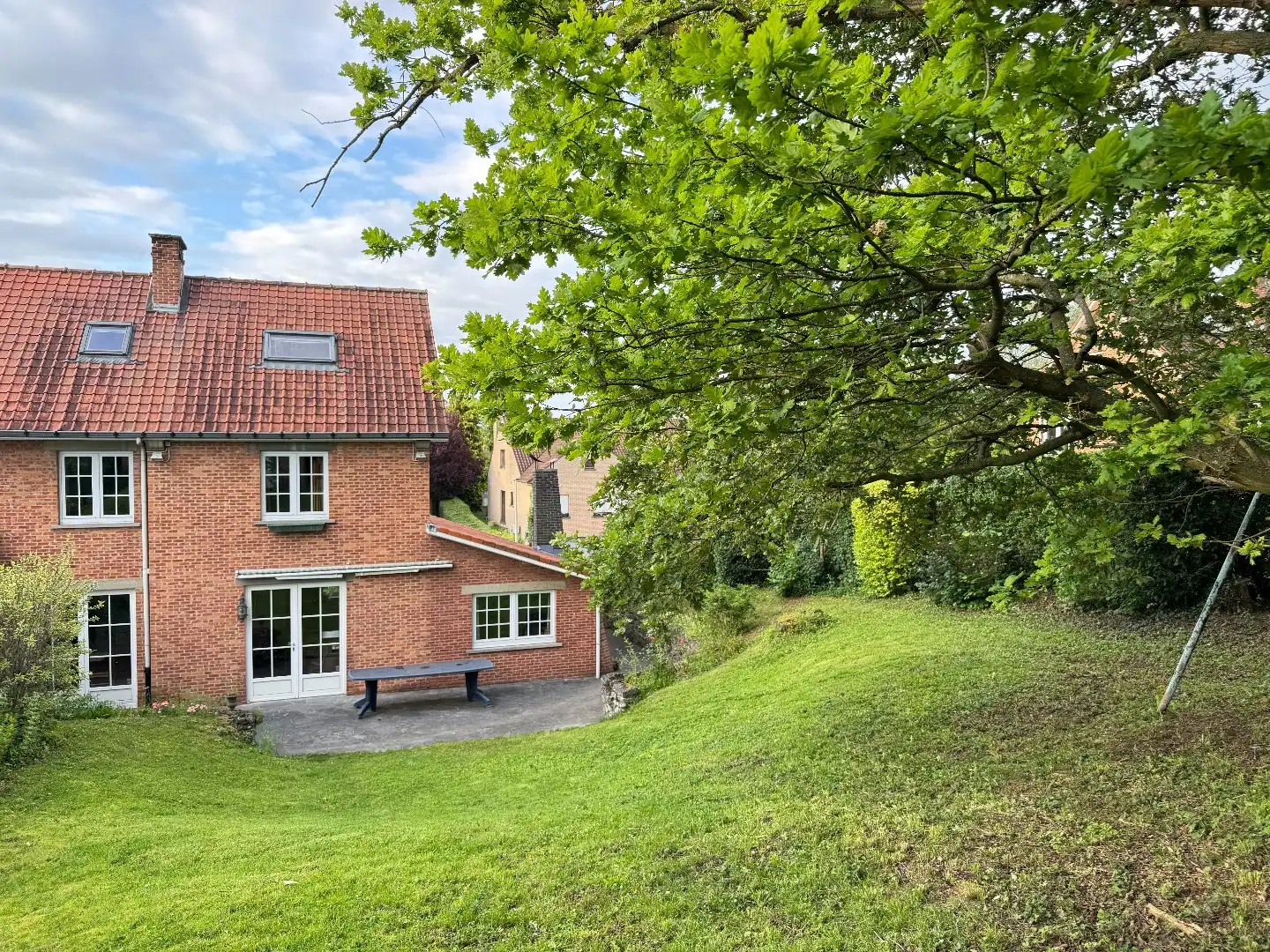 Charmante 3-gevelwoning met garage en tuin foto 23