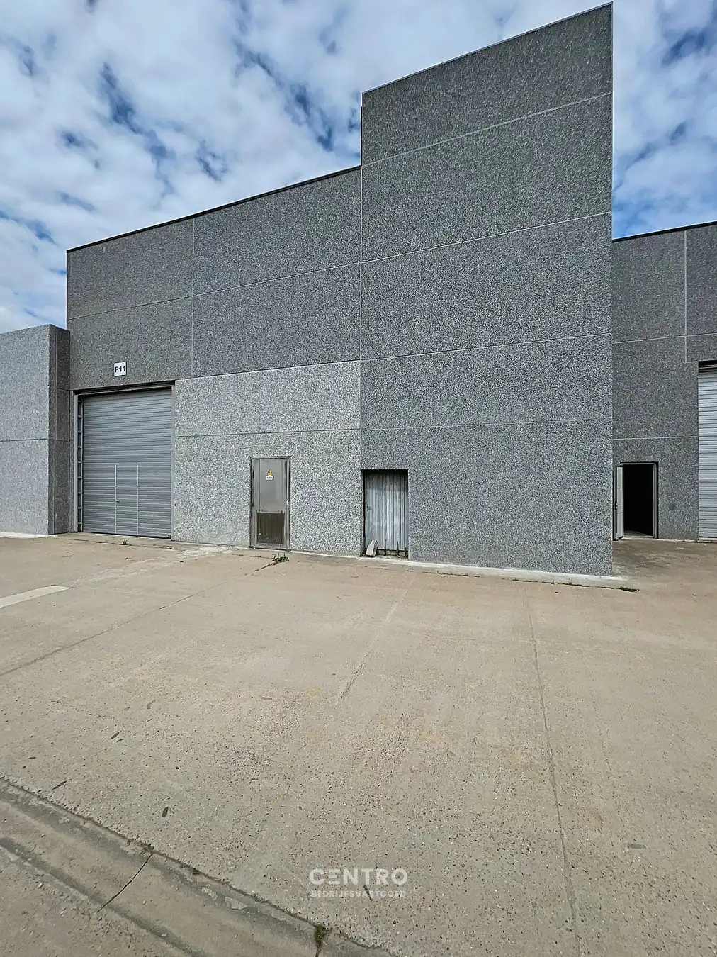 Instapklaar magazijn (250m2) met automatische sectionaalpoort langs de N8 te Elverdinge (Ieper). Ambachten toegestaan ! foto 2