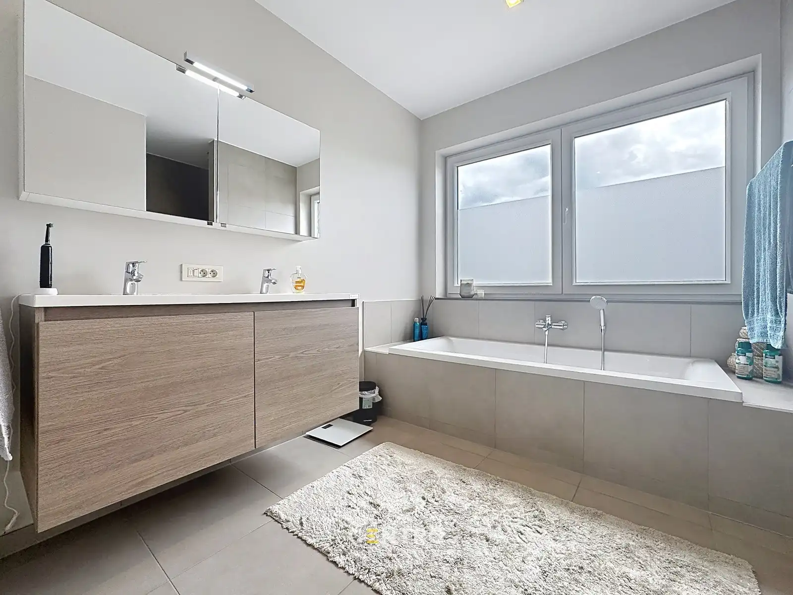 UNIEK aanbod op strategische LIGGING: magazijn (260m²) met kantoor (glv) en verhuurd appartement (verdiepingen) te 8000 Brugge foto 14
