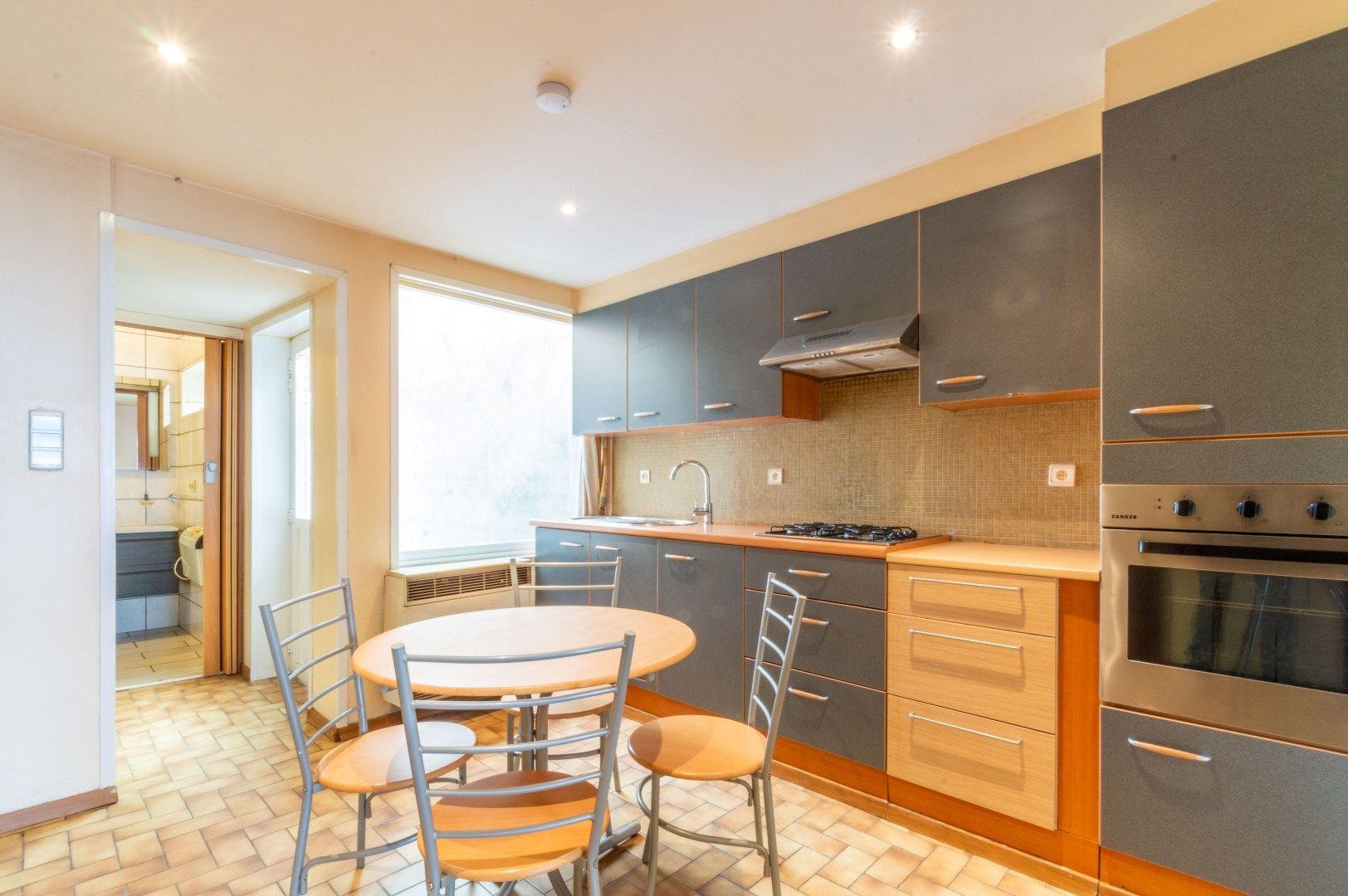 Een welgelegen, te moderniseren starterswoning met oa. 3 kamers foto 4