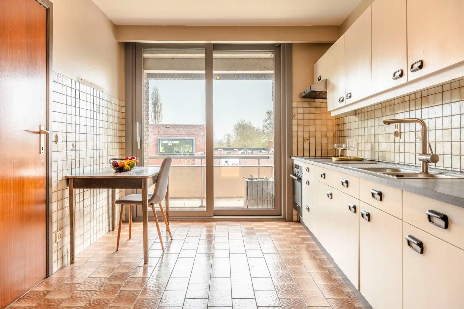 Ruim en lichtrijk appartement met garage foto 7