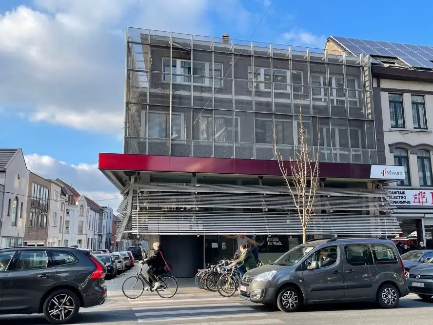Instapklaar en polyvalent handelspand/kantoor te huur op TOPLOCATIE foto 2