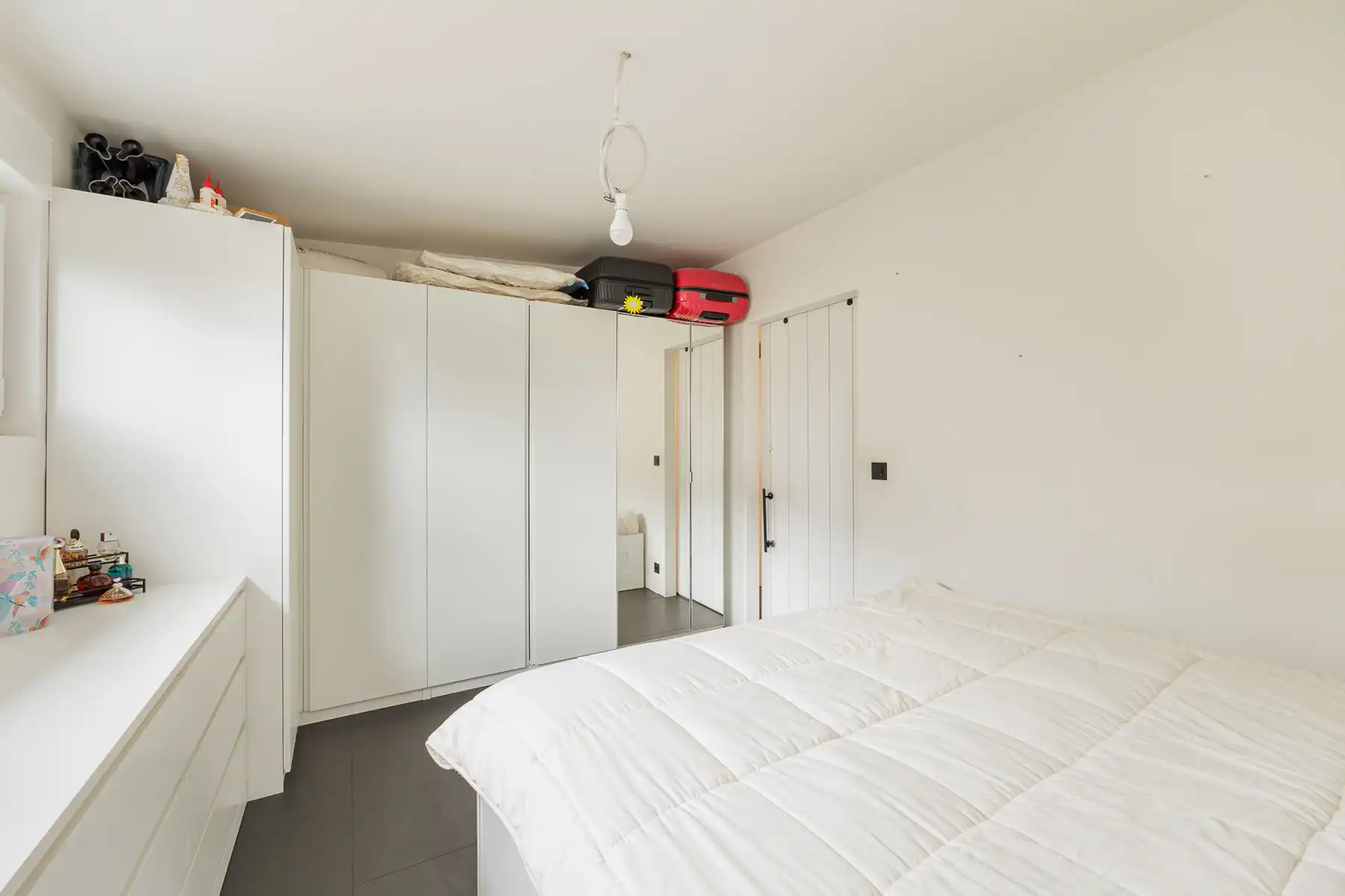 GROTENDEEL GERENOVEERDE GEZINSWONING (SPLIT-LEVEL) MET 3 SLAAPKAMERS, GROTE LEEFRUIMTE EN ZEER GUNSTIG EPC-LABEL OP EEN FIJN PERCEEL VAN 9A20CA IN GELIEFDE WOONWIJK IN HELCHTEREN foto 9