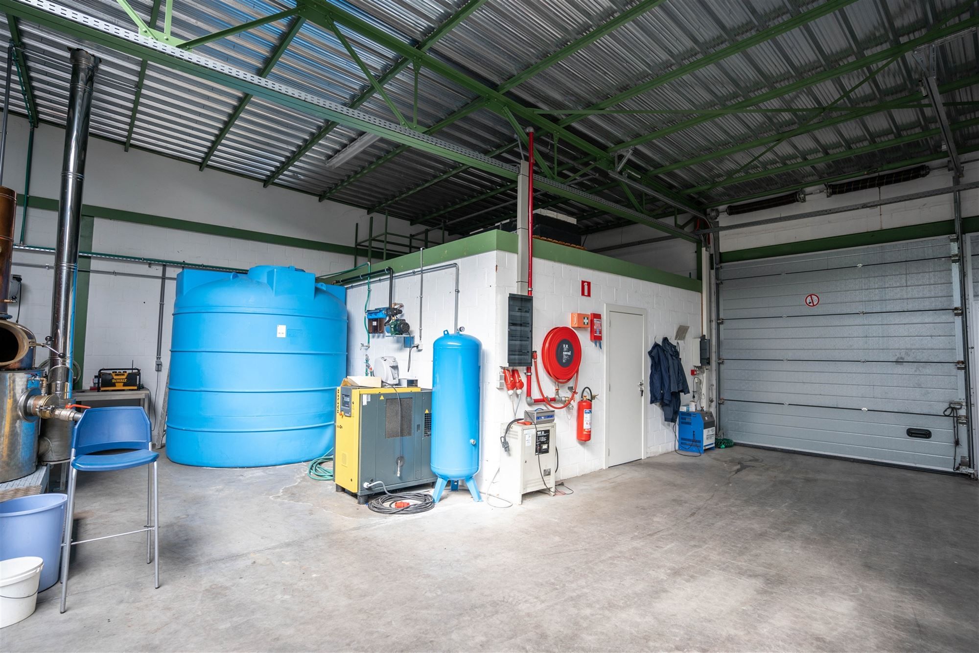 Ruime loods van 400m² met kantoor en parking foto 9