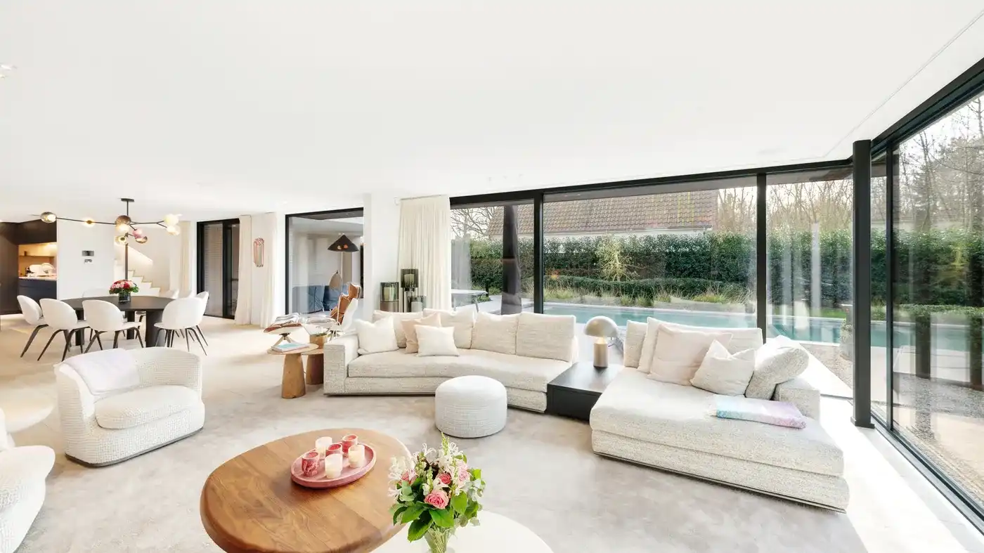 Perfect georiënteerde villa met zwembad voorzien van een duurzame luxeafwerking foto 5