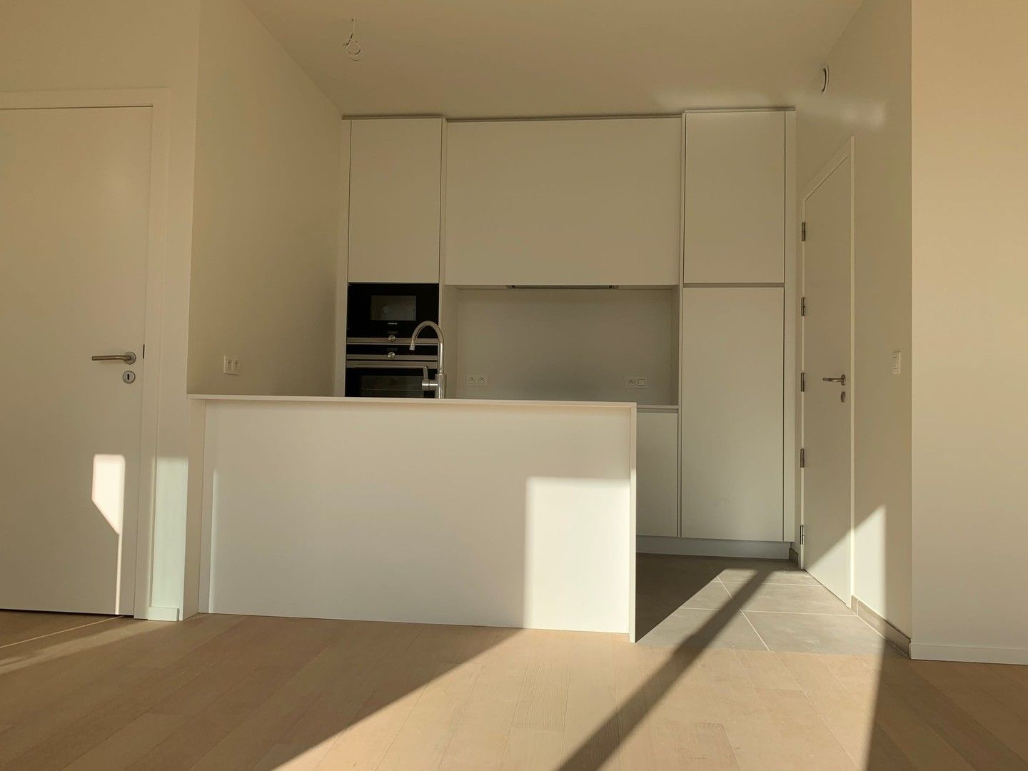 Lichtrijk nieuwbouw appartement met 2 slaapkamers, zonneterras, parking en berging foto 2