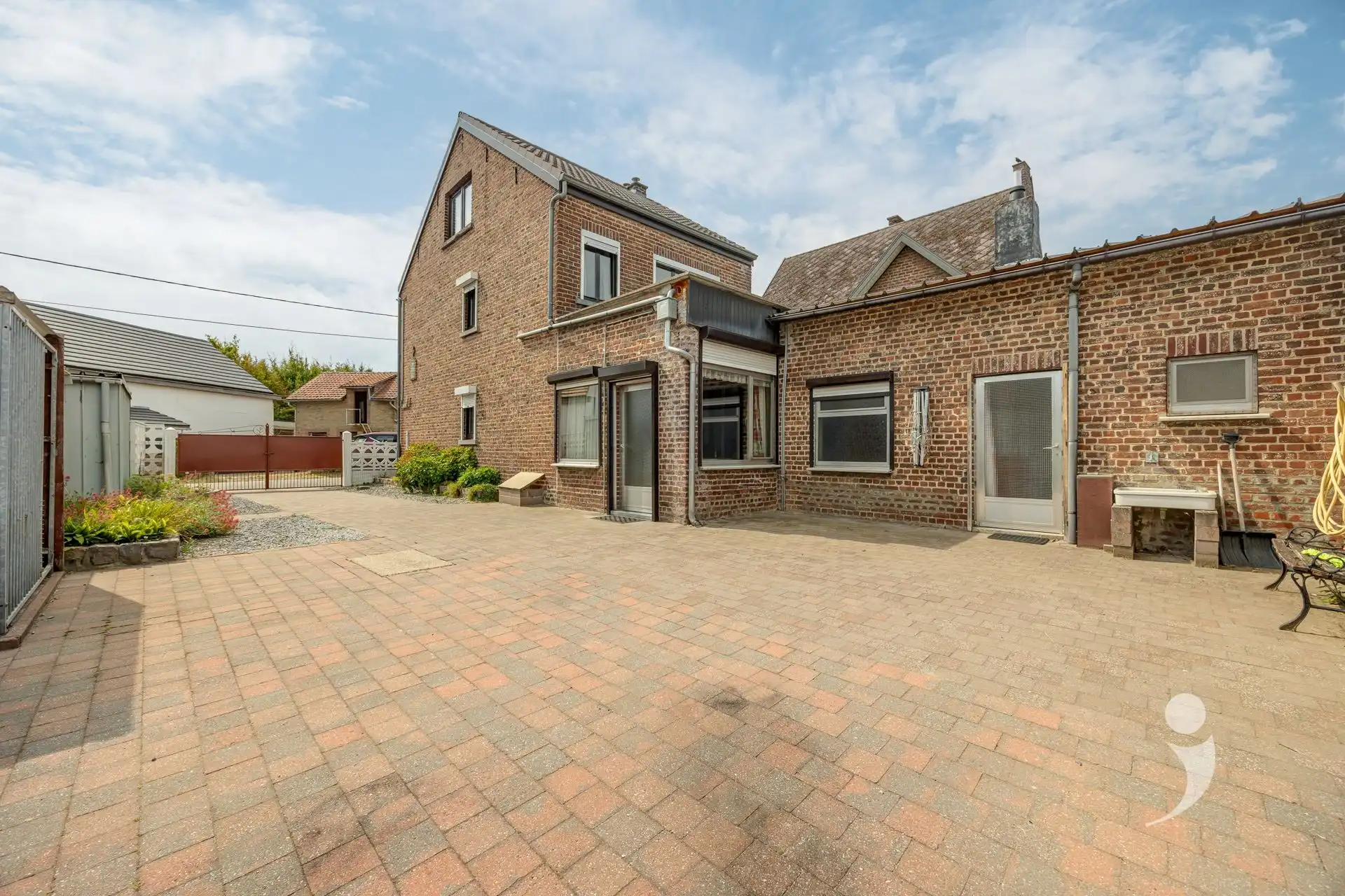 Te renoveren woning met vier slaapkamers!  foto 26