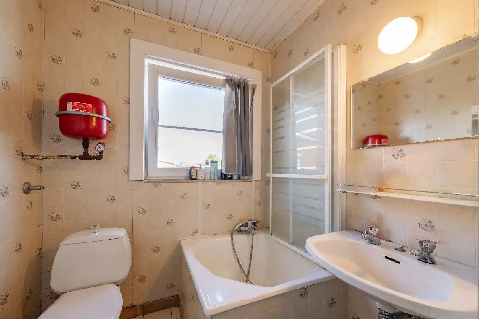 RUSTIG GELEGEN WONING MET POTENTIEEL TE IEPER  foto 13