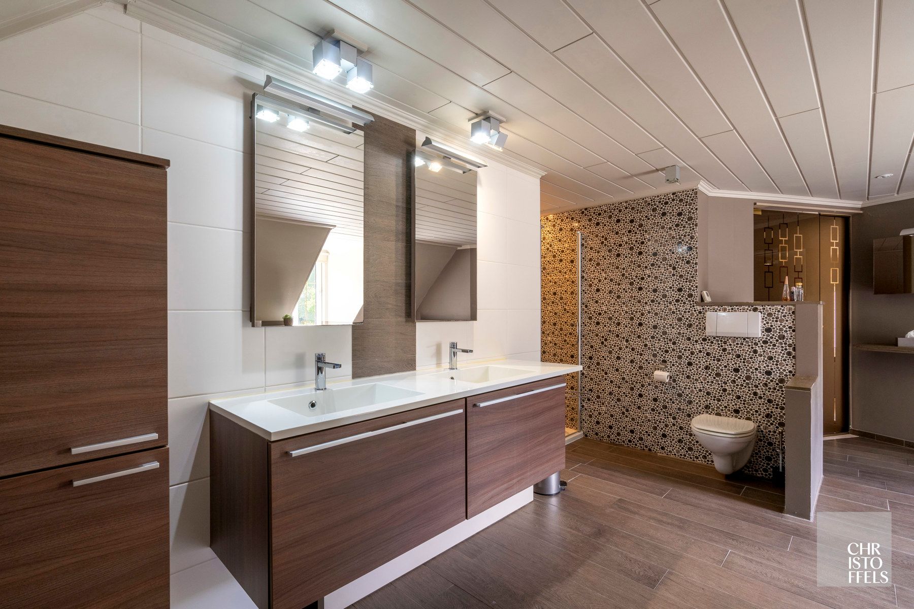 Karakteristieke villa met praktijkruimte en buitenzwembad op zuidgericht perceel van 1.565 m² foto 14