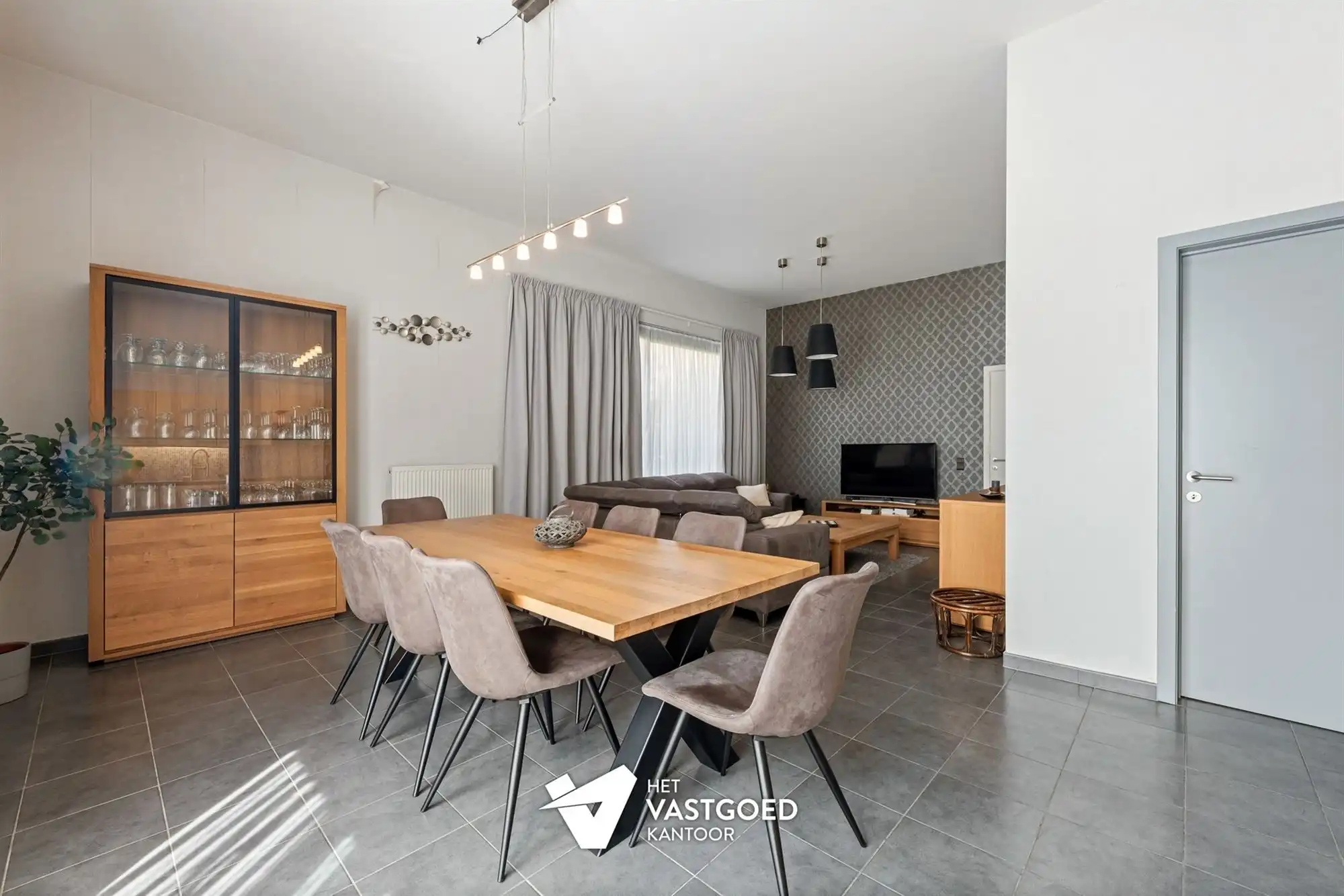 PRACHTIG GELEGEN GELIJKVLOERS APPARTEMENT MET 1 SLAAPKAMER EN ZEER RUIM TERRAS AAN DE KEMPISCHE KAAI TE HASSELT foto 4