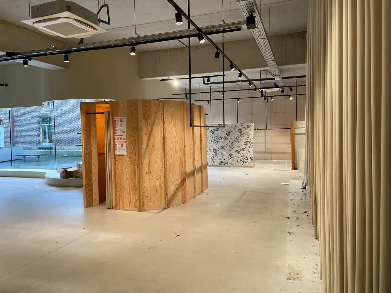 Handelsruimte of kantoorruimte te huur foto 12