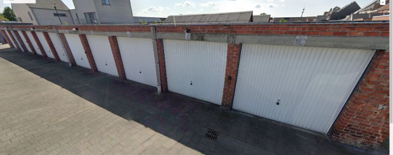 Gesloten garagebox, goed bereikbaar foto {{pictureIndex}}