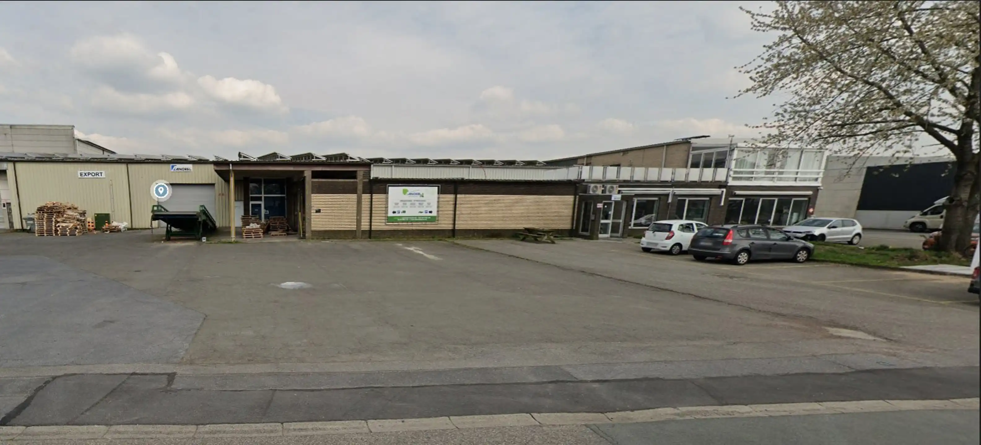 Magazijn B :  1.933m² + 2 luifels en kantoor foto 2